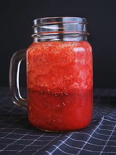 chiaro, tazza di vetro muratore, pieno, rosso, liquido, sfondo, bevanda, prima colazione, avvicinamento, stoffa, freddo, contenitore, buio, delizioso, bere, cibo, fresco, frutta, bicchiere, barattolo di vetro, Salute, salutare, fatti in casa, vaso, succo, succoso, mattina, nutrizione, conserva, rinfresco, frullato, dolce, tavolo, tessile, immagini di royalty, cibo e bevande, mangiare sano, benessere, in casa, freschezza, vetro - materiale, natura morta, trasparente, nessuno, girato in studio, sfondo nero, tentazione, ermetico, 4K, CC0, dominio pubblico, privo di copyright