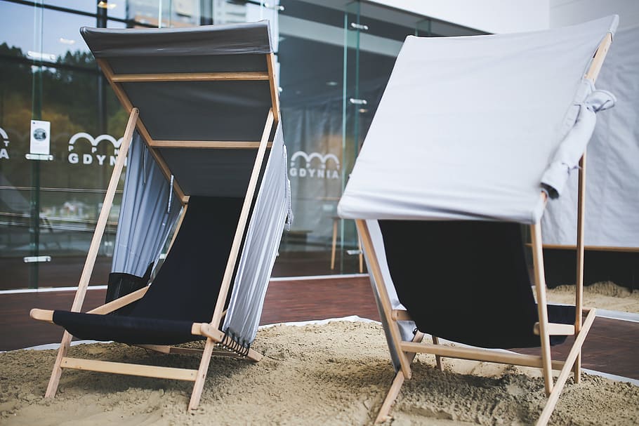 solarier, strand, sommer, design, ny, solarium, sol, ferie, slap af, lempelse, udstilling, stol, sæde, arkitektur, bygget struktur, fravær, dag, natur, ingen mennesker, strandstol, bygning udvendig, sand, udendørs, tom, jord, træ - materiale, møbel, lærred, fokus på forgrunden, foldbar, 5K