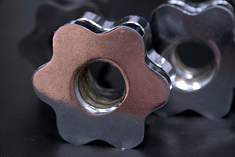 nueces, tornillo, metal, hilo, sección, La industria, plata, ajuste, elemento, lustroso, planchar, cromo, de cerca, música, nadie, adentro, foto de estudio, agujero, solo objeto, instrumento musical, cultura de las artes y entretenimiento, forma, instrumento de cuerda, primer plano extremo, centrarse en primer plano, macro, industria, color plateado, vista de alto ángulo, naturaleza muerta, gris, 5K, CC0, dominio público, libre de derechos