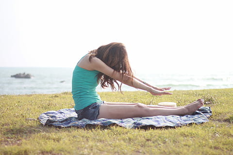 dona, assegut, blau, tèxtil, estiraments, durant el dia, ioga, dones, a l'aire lliure, meditar, estil de vida saludable, com zen, exercici de relaxació, relaxació, exercici, concentració, naturalesa, adult, gent, gent serena, femelles, escena tranquil·la, estils de vida, ètnia caucàsica, una persona, benestar, equilibri, adult jove, espiritualitat, contemplació, esport, harmonia, practicant, dones joves, el cos humà, herba, longitud completa, només dones, una sola dona, només adults, cabell llarg, pentinat, activitat d'oci, roba casual, dia, terra, cel, cabell, persones reals, 1080P, CC0, domini públic, lliure de regalies