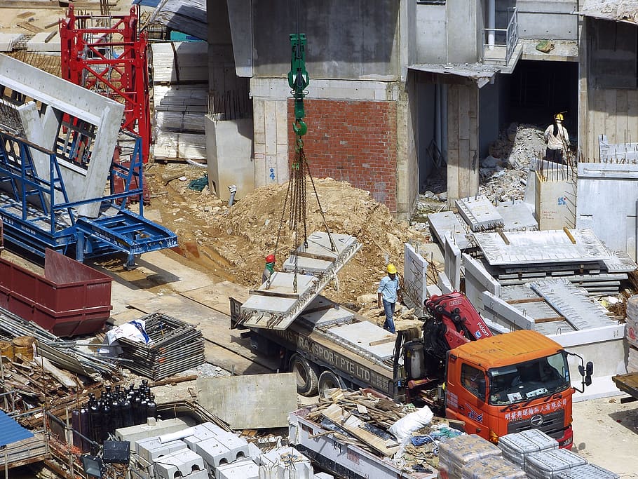vermell, negre, camió, construcció, lloc, grua, construcció d'edificis, casc, arquitectura, edifici, equipament pesat, construir, metall, zona de construcció, lloc de construcció, habitatge, Singapur, home al treball, en construcció, ciment, estructura construïda, indústria, dia, industria de la construcció, pila, cap gent, ocupació, maquinària, contenidor, exterior de l'edifici, vista d’angle alt, gran grup d'objectes, tecnologia, transport, automòbil, manera de transport, desguàs, 2K