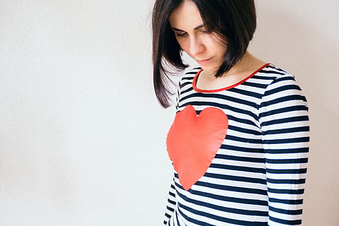cor, samarreta, noia, cor endavant, gent, dones, embarassada, femelles, una persona, adult, ètnia caucàsica, adult jove, cabell castany, bellesa, bonic, abdomen humà, mare, amor, a l'interior, dones joves, tir de l'estudi, estils de vida, roba casual, de peu, còpia espai, ratlles, només dones, només adults, una sola dona, funció de construcció de parets, cintura cap amunt, persones reals, pentinat, emoció, emoció positiva, activitat d'oci, vista frontal, 4K, CC0, domini públic, lliure de regalies