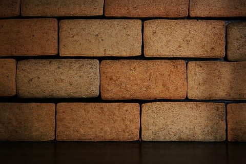 vegg, brun, belysning, murstein, blokker, stein, full ramme, bakgrunn, mønster, ingen folk, nærbilde, gjentakelse, form, stor gruppe gjenstander, strukturert, på rad, geometrisk form, bygget struktur, ordning, side ved side, design, innendørs, veggbyggingsfunksjon, betong, 1080P, CC0, offentlig domene, opphavsrett gratis