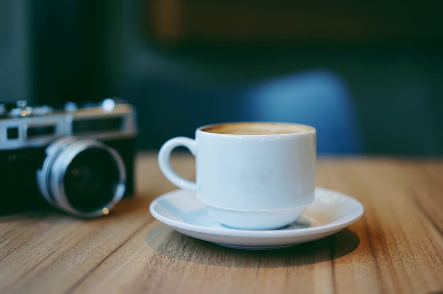 bianca, ceramica, tazza, piattino, Marrone, superficie, telecamera, fotografia, tavolo, sfocatura, caffè, caldo, bere, caffè espresso, tazza di caffè, caffè - bevanda, cibo e bevande, rinfresco, in casa, concentrarsi sulle conoscenze acquisite, nessuno, boccale, vasellame, legno - materiale, avvicinamento, bevanda calda, natura morta, messa a fuoco selettiva, freschezza, latte macchiato, tazza di tè, bevanda analcolica, venatura del legno, caffeina, 5K