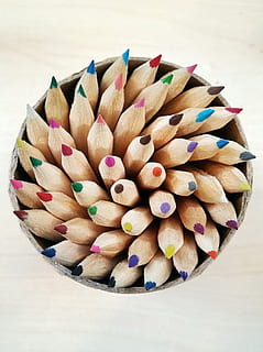 llapis de color, conjunt, marró, contenidor, llapis, creatiu, creativitat, dibuix, esbós, treballar, inspiració, dibuixar, material de fusta, primer pla, cap gent, grup d'objectes, multicolor, gran grup d'objectes, variació, tir de l'estudi, directament a sobre, natura morta, instrument d’escriptura, llapis de colors, art i artesania, artesania, a l'interior, taula, elecció, vista d’angle alt, abundància, arranjament, art i equipament artesanal, 2K, CC0, domini públic, lliure de regalies