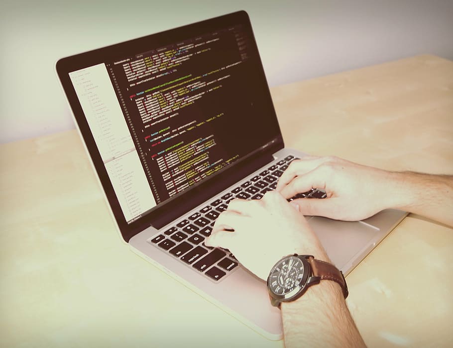 MacBook, pro, mostrant, codis, persona, utilitzant, gris, portàtil, ordinador, tecnologia, negocis, codificació, programació, escriure, escriptori, oficina, inici, veure, text sublim, codi, mà humana, usant portàtil, tecnologia sense fils, part del cos humà, comunicació, connexió, Internet, mà, una persona, persones reals, a l'interior, perspectiva personal, adult, part del cos, dones, taula, estils de vida, navegar per la xarxa, teclat, dit, 4K