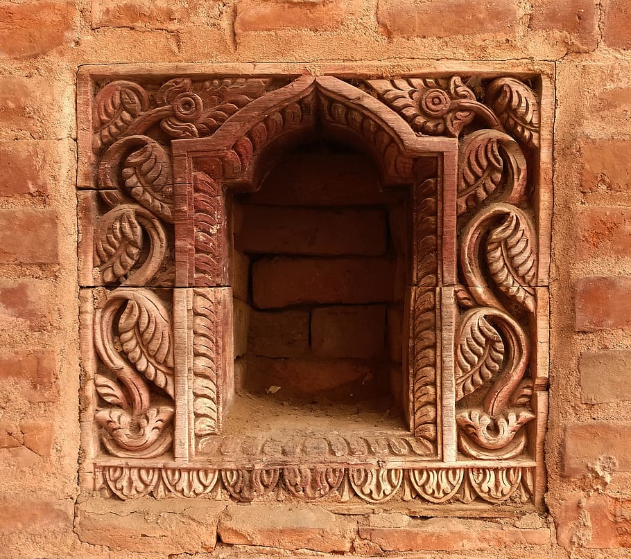 foto del focus, marró, paret de maons, finestra, antic, maó, pedra, arquitectura, textura, patró, vell, superfície, artesania, estructura construïda, història, el passat, art i artesania, talla - producte artesanal, cap gent, funció de construcció de parets, exterior de l'edifici, dia, creativitat, característica arquitectònica, destinacions de viatge, disseny, arc, entrada, edifici, baix relleu, ornamentat, a l'aire lliure, civilització antiga, gres, talla, història antiga, arqueologia, 2K