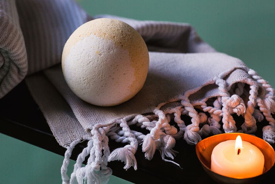 bianca, calcestruzzo, sfera, grigio, a maglia, sciarpa, bagno, bombe, terme, bellezza, rilassare, idratare, coccolare, rilassarsi, stoffa, candela, luce, uovo, cibo e bevande, cibo, nessuno, in casa, natura, avvicinamento, benessere, natura morta, tavolo, pianta, mangiare sano, ardente, fiore, fuoco, uno stile di vita sano, concentrarsi sulle conoscenze acquisite, aromaterapia, 4K