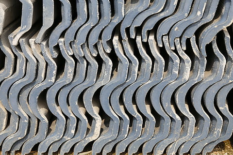 Fliese, grau, Auftrag, keine Leute, Vollbild, Hintergründe, Metall, Muster, Tag, texturiert, draußen, in einer Reihe, rostig, Nahansicht, große gruppe von gegenständen, Variation, Stillleben, Kette, Wiederholung, Seite an Seite, Anordnung, Natur, 5K, CC0, gemeinfrei, lizenzfrei