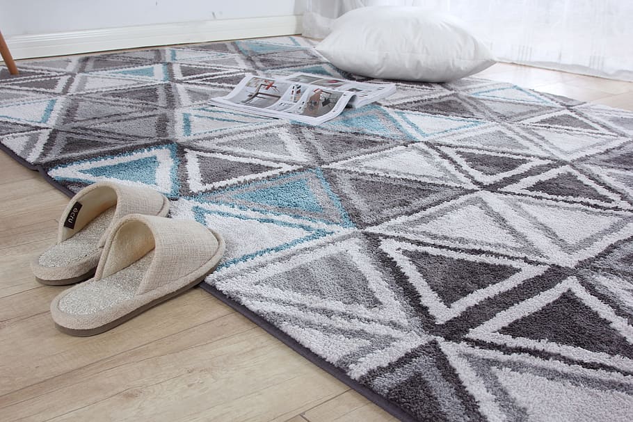 Paar, braun, Hausschuhe, Teppich, Szene, Muster, drinnen, Textil-, Bodenbelag, Kunst und Handwerk, keine Leute, Stillleben, High Angle View, Wohngebäude, wolle, Kunst, Kleidung, Hut, Nahansicht, Material, Tag, Wollknäuel, Fliese, Baumwolle, Weichheit, Fliesenboden, 5K