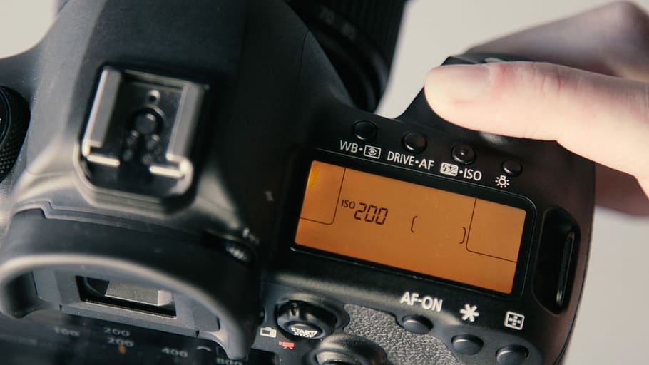 càmera dslr, 200 pantalla, persona, celebració, negre, mostrant, 150 200, cànon, càmera, dslr, configuració, iso, mà humana, tecnologia, mà, part del cos humà, control, manera de transport, transport, polsador, panell de control, gent, avió, cabina, soroll, automòbil, a l'interior, cotxe, perilla, música, primer pla, indústria, equipament elèctric, dit, pilotatge, teclat, 4K
