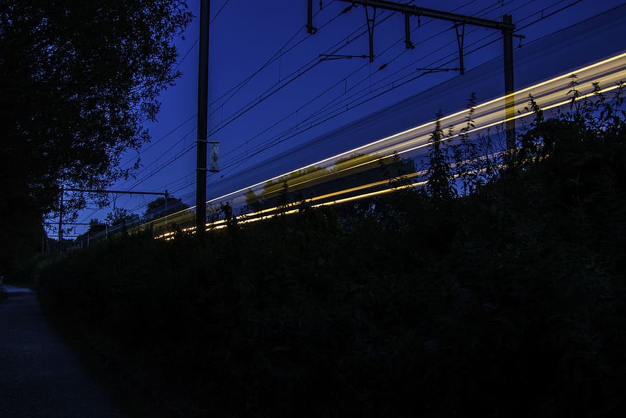 Zeitraffer Fotografie, zug schiene, Fahrzeug vorbei, Zug, Nachtzeit, Nacht-, Kabel, Transport, Langzeitbelichtung, städtische Szene, beleuchtet, Zug - Fahrzeug, draußen, keine Leute, Himmel, Natur, Pflanze, Schienenverkehr, Baum, Verbindung, Flachwinkelansicht, Dämmerung, die Architektur, Elektrizität, Transportmittel, Technologie, 4K