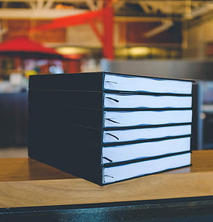 sei, nero, libri, superiore, Marrone, di legno, tavolo, superficie, libro, contatore, in casa, concentrarsi sulle conoscenze acquisite, attività commerciale, nessuno, avvicinamento, contenitore, mobilia, ufficio, pila, scatola, natura morta, vetro - materiale, assenza, file, legno - materiale, grande gruppo di oggetti, riflessione, posto di lavoro, scatola - contenitore, 2K, CC0, dominio pubblico, privo di copyright