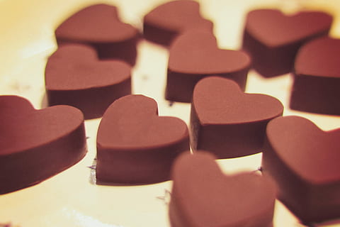 brune hjertechokolader, Brun, hjerte, chokolade, hjerte form, kærlighed, valentins dag - ferie, romantik, rød, sundhedspleje og medicin, medicin, pille, ingen mennesker, kosttilskud, tæt på, indendørs, stilleben, stor gruppe af objekter, selektiv fokusering, sødt mad, mad og drikke, mad, overflod, overbærenhed, sød, fokus på forgrunden, valg, fristelse, bord, form, friskhed, slik, i en række, 1080P, CC0, offentligt domæne, royaltyfrie