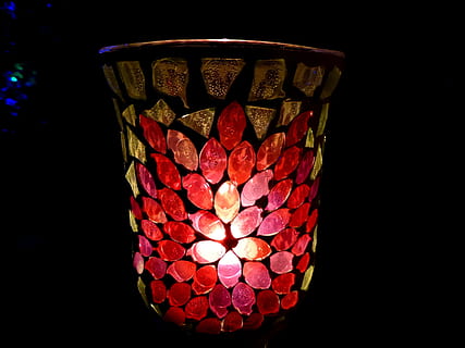 WindLight, candela, lume di candela, candeliere, luce, romanza, deco, buio, romantico, notte, bicchiere, decorazione, umore, illuminato, attrezzatura per l'illuminazione, in casa, nessuno, avvicinamento, modello, sfondo nero, raggiante, girato in studio, rosso, elettricità, lanterna, luce - fenomeno naturale, multicolore, ardente, design, lampada elettrica, motivo floreale, ornato, 2K, CC0, dominio pubblico, privo di copyright