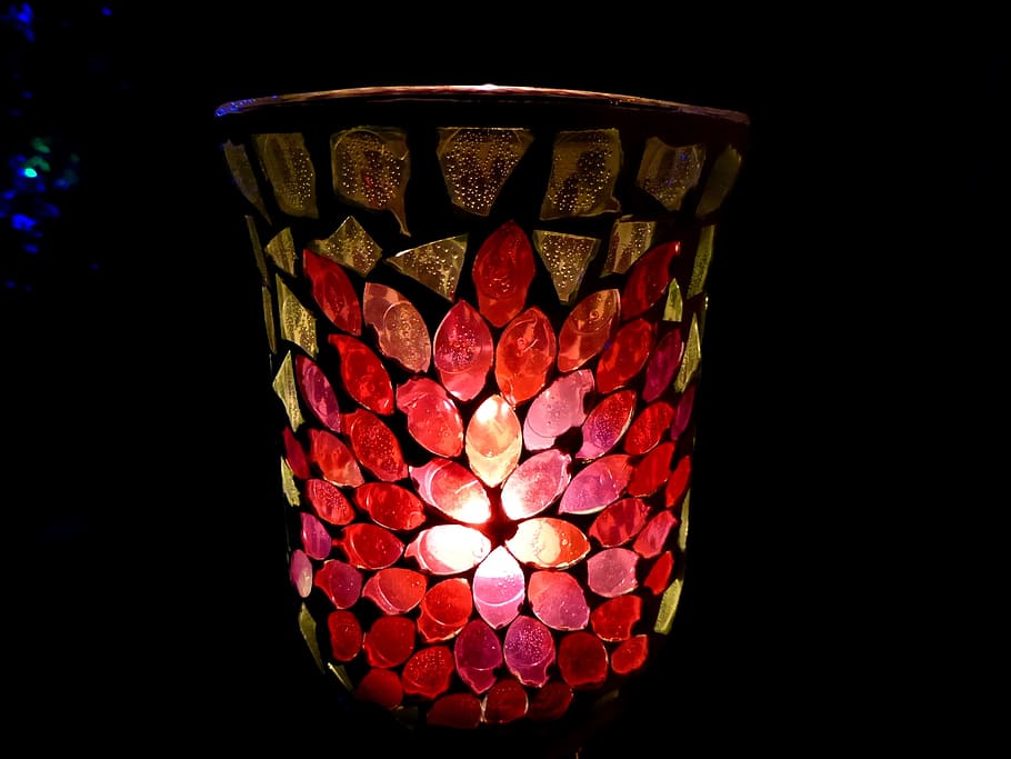 WindLight, candela, lume di candela, candeliere, luce, romanza, deco, buio, romantico, notte, bicchiere, decorazione, umore, illuminato, attrezzatura per l'illuminazione, in casa, nessuno, avvicinamento, modello, sfondo nero, raggiante, girato in studio, rosso, elettricità, lanterna, luce - fenomeno naturale, multicolore, ardente, design, lampada elettrica, motivo floreale, ornato, 2K