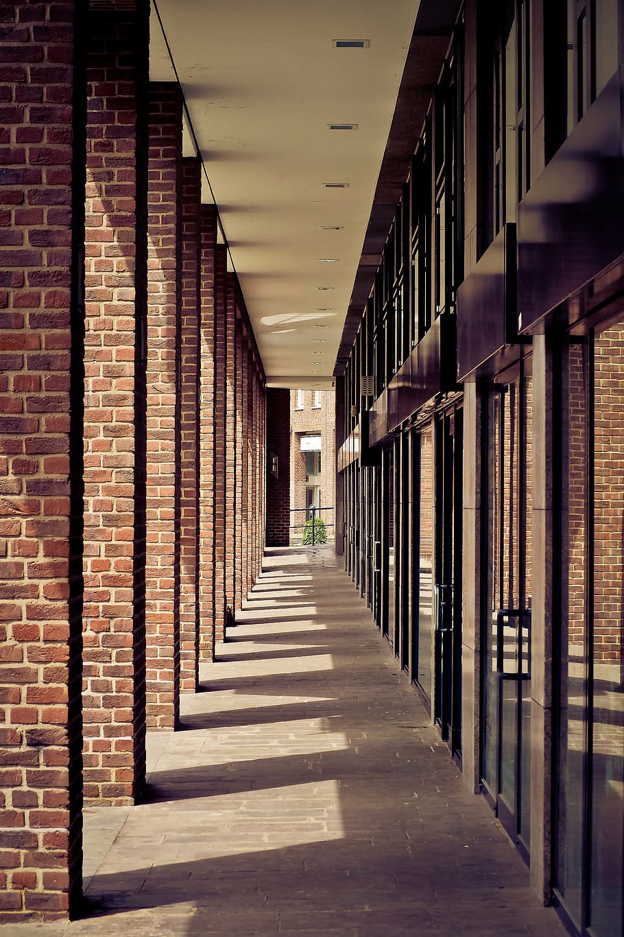 arquitectura, columnar, edifici, arcade, pilar, passatge, maó, pedra, ciutat, urbà, düsseldorf, el camí a seguir, direcció, estructura construïda, perspectiva decreixent, en fila, exterior de l'edifici, dia, cap gent, sendera, a l'aire lliure, passadís, buit, llum solar, punt de fuga, estret, ombra, columna arquitectònica, columnata, llarg, carreró, 4K
