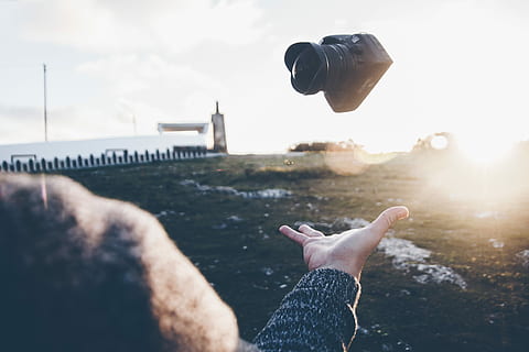 ilmaan, henkilö, tossing, dslr-kamera, kamera, käsi, heittää, tarttuva, auringonlasku, taivas, yksi henkilö, luonto, miehet, ihmiskehon osa, päivä, auringonvalo, aikuinen, ihmisen käsi, vapaa-ajan toiminta, arkkitehtuuri, kaupunki, oikeita ihmisiä, elämäntavat, henkilökohtainen näkökulma, pilvi - taivas, ulkona, tekniikka, linssiheijastus, kypsät miehet, ihmisen raajan, 4K, CC0, public domain, rojaltivapaa