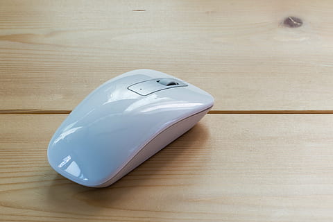 topo, computer, lavoro, pratica, scorrere, clic, la rotellina del mouse, trascinare, in casa, tecnologia, legno - materiale, avvicinamento, vista dall'alto, tavolo, comunicazione, mouse del computer, nessuno, natura morta, connessione, singolo oggetto, tecnologia wireless, legna, cavo, attrezzatura informatica, Colore bianco, sfondo colorato, pavimentazione, venatura del legno, 4K, CC0, dominio pubblico, privo di copyright