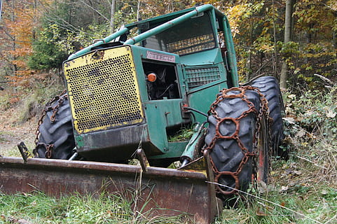 Bos, machine, technologie, boom, trekker, uitrusting, landelijke scène, landvoertuig, machinerie, vervoer, oud, natuur, buitenshuis, wijze van transport, oververmoeid, verlaten, verouderd, afwijzen, verslechtering, beschadigde, dag, land-, veld-, roestig, fabriek, geen mensen, metaal, slechte conditie, geruïneerd, 4K, CC0, publiek domein, royaltyvrij