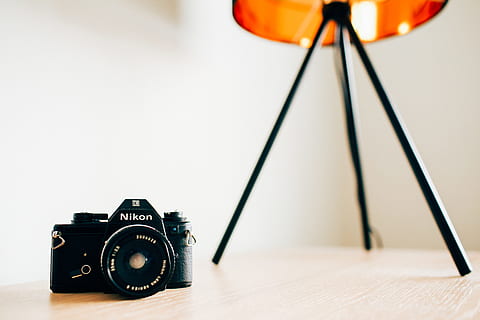 avvicinamento, foto, macchina fotografica Nikon, di legno, superficie, nero, fotocamera nikon dslr, tavolo, lampada da tavolo, retrò, macchina fotografica - attrezzatura fotografica, attrezzatura, temi fotografici, attrezzatura fotografica, singolo oggetto, tripode, in stile retrò, vecchio stile, nessuno, obiettivo - strumento ottico, fotografia, Fotografare, sfondo bianco, girato in studio, tecnologia, in casa, natura morta, creatività, telecamera, Camera digitale, concentrarsi sulle conoscenze acquisite, fotocamera reflex, antico, 5K, CC0, dominio pubblico, privo di copyright