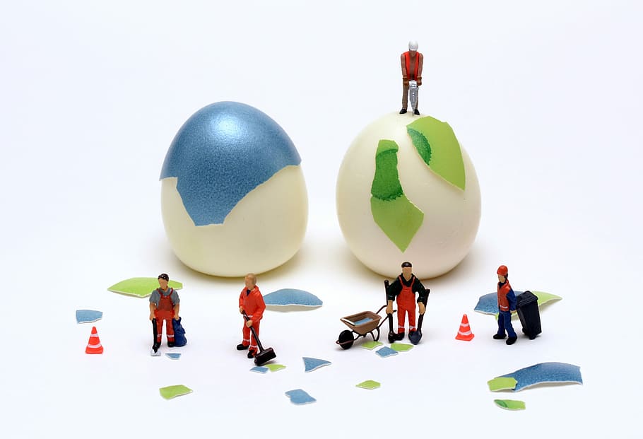 mini figura art, netejar, ous de Pasqua, shell, un netejador de carrers, miniatures, eixugar, escombra, carretó, tornar, brut, escombrat, neteja, repassar, treballar, fulla, tir de l'estudi, fons blanc, a l'interior, tallar, esfera, multicolor, natura morta, fons de colors, grup de persones, figureta, joguina, negoci global, gent, diversió, representació, representació humana, celebració, ocupació, art i artesania, 2K