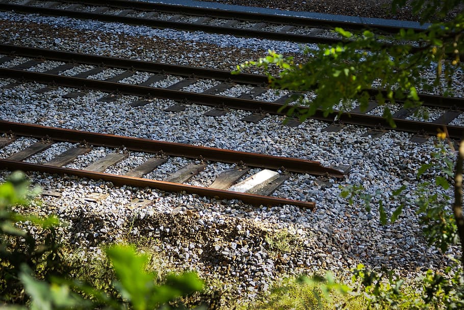 foto, rails de tren, final, baranes, tren, pista, accident, pista de tren, punt final, transport, problema, desviament, risc, arriscat, arriscant, carreró sense sortida, sentit contrari, mal, error, dolent, trencar, interrupció, avortat, blut, defecte, espatllat, trencat, perillós, Fora de pista, perill, descarrilament, bloqueig, bloquejat, mala sort, frustració, es va perdre, perdut, desastre, revés, adversitat, tegenval, barreres, sabotatge, obstacles, desafiaments, confusió, objectius, obstacle, exclouen, impediment, planta, naturalesa, cap gent, dia, vies del ferrocarril, creixement, metall, part de la planta, transport per ferrocarril, terra, a l'aire lliure, full, aigua, vista d’angle alt, arquitectura, camp, llum solar, estructura construïda, 4K