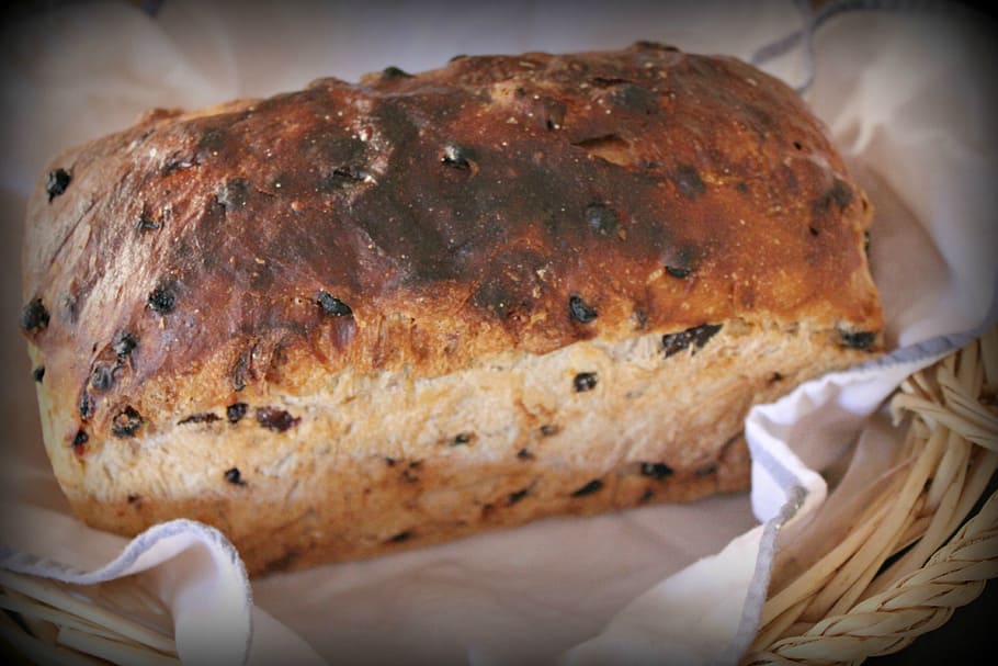 Stollen, Brot, Laib, köstlich, Bäckerei, organisch, Scheibe, Frühstück, hausgemacht, frisch, gebacken, Lebensmittel, Essen und Trinken, Frische, Nahansicht, drinnen, fertig für den Verzehr, selektiver Fokus, Stillleben, keine Leute, einzelnes Objekt, Fokus auf den Vordergrund, braun, High Angle View, Fleisch, Papier-, ein Leib Brot, gesundes Essen, weißes Fleisch, 2K