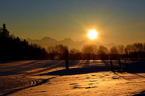 inverno, la neve, tramonto, invernale, cielo serale, ultimi bagliori, nevaio, abendstimmung, impressioni invernali, crepuscolo, paesaggio innevato, sera, bordo del bosco, paesaggio, sole, Luce della sera, Paesaggi, luce del sole, natura, scena tranquilla, cielo, bellezza nella natura, scenics - natura, temperatura fredda, albero, la tranquillità, montagna, ambiente, scena non urbana, nessuno, pianta, all'aperto, riflesso lente, luminosa, 5K, CC0, dominio pubblico, privo di copyright