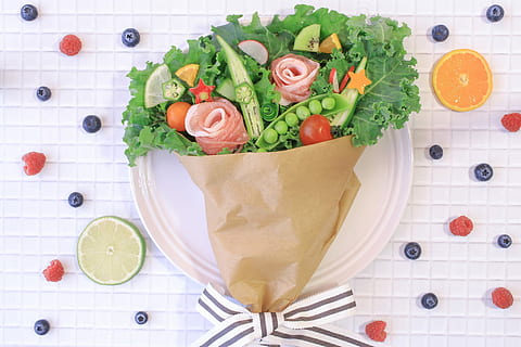 sortiert, Gemüse, Weiß, hölzern, Keramik, Teller, Keramikplatte, Lebensmittel, rot, Frische, Gourmet, Tabelle, Salat, Mahlzeit, Essen und Trinken, Tischdecke, gesundes Essen, Tomate, Obst, Wohlbefinden, High Angle View, Grüner Salat, drinnen, keine Leute, fertig für den Verzehr, Grün, Nahansicht, direkt darüber, Rucola, 1080P, CC0, gemeinfrei, lizenzfrei