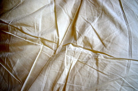textil beige, blanco, fondo, paño, mesa, hoja, doblez, cruzar, dormir, cama, tela, cortina, antecedentes, fotograma completo, texturizado, nadie, adentro, de cerca, textil, estropeado, lino, modelo, material, arrugado, el color blanco, resumen, blandura, habitación, mueble, vista de alto ángulo, efecto texturizado, 4K, CC0, dominio público, libre de derechos