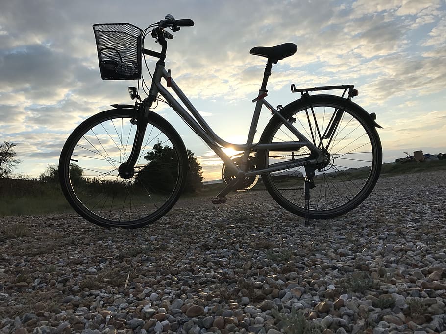cicle, platja, posta de sol, bicicleta, vacances, recreació, a l'aire lliure, cel, transport, vehicle terrestre, núvol - cel, manera de transport, naturalesa, terra, estacionari, camp, dia, cap gent, llum solar, sol, bellesa a la natura, viatjar, tranquil·litat, roda, còdols, 4K