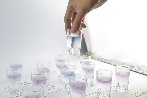 Person, halten, Trinkglas, gefüllt, Flüssigkeit, testen, Experiment, Wissenschaft, Prüfung, Chemie, medizinisch, wissenschaftlich, chemisch, Medizin, Labor, Probe, menschliche Hand, Hand, menschliches Körperteil, eine Person, Glas, drinnen, Haushaltsausstattung, Glas - Material, Container, weißer Hintergrund, nicht erkennbare Person, Studioaufnahme, Nahansicht, Körperteil, menschlicher Finger, transparent, Finger, 4K, CC0, gemeinfrei, lizenzfrei
