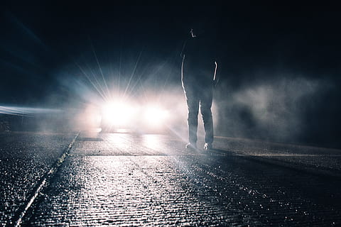 pria, kedudukan, depan, berlampu, mobil, bayangan hitam, jalan aspal, kendaraan, malam, orang, waktu malam, laki-laki, orang-orang, gelap, di luar rumah, jalan, dewasa, hujan, basah, cuaca, air, kota, diterangi, bagian tubuh, angkutan, anggota tubuh manusia, penuh, bagian tubuh manusia, backlit, dahan, satu orang, lengan manusia, lampu utama, lengan terangkat, lensa suar, dunia malam, 5K, CC0, domain publik, bebas royalti