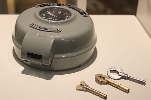 tid, arbejdet, bank, museum, istanbul, indendørs, teknologi, ingen mennesker, tæt på, meddelelse, nøjagtighed, fokus på forgrunden, forbindelse, studio skud, kontrollere, sikkerhed, høj vinkel visning, enkelt objekt, arbejdsværktøj, urskive, metal, arkitektur, retro stylet, 2K, CC0, offentligt domæne, royaltyfrie