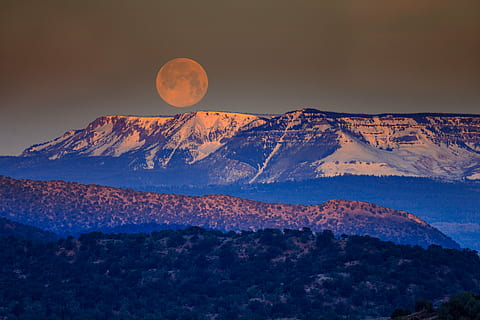 montagna di snowcap, foto della luna, montagna, montanaro, nube, cielo, vertice, cresta, paesaggio, natura, valle, collina, vista, viaggio, blu, Luna, luce, la neve, tramonto, all'aperto, Paesaggi, scenics - natura, catena montuosa, bellezza nella natura, scena tranquilla, Luna piena, nessuno, ambiente, notte, la tranquillità, scena non urbana, montagna innevata, temperatura fredda, inverno, nuvola - cielo, picco di montagna, chiaro di luna, 4K, CC0, dominio pubblico, privo di copyright