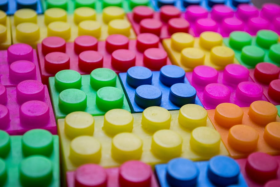 color assortit, enclavament, lot de joguines de maó, blocs, maons, joguina, joc, educació, aprenentatge, colors, clips, plàstic, joc de construcció, activitat, nens, multicolor, gran grup d'objectes, elecció, abundància, variació, marc complet, enfocament selectiu, cap gent, primer pla, fons, a l'interior, en fila, diversió, color vibrant, cultura i entreteniment artístic, tir de l'estudi, grup, 4K