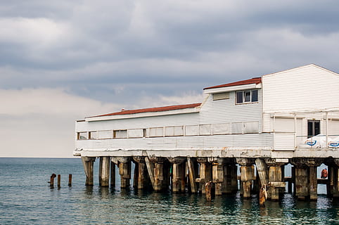 deniz, Alushta, yaz, yat Limanı, Su, mimari, yapılı yapı, gökyüzü, dış yapı, bulut - gökyüzü, liman bölgesi, doğa, gün, bina, ev, açık havada, plaj, iskele, insansız, arazi, Tepedeki Ev, ahşap malzeme, mimari sütun, ahşap tabela, 4K, CC0, kamu malı, telif ücretsiz
