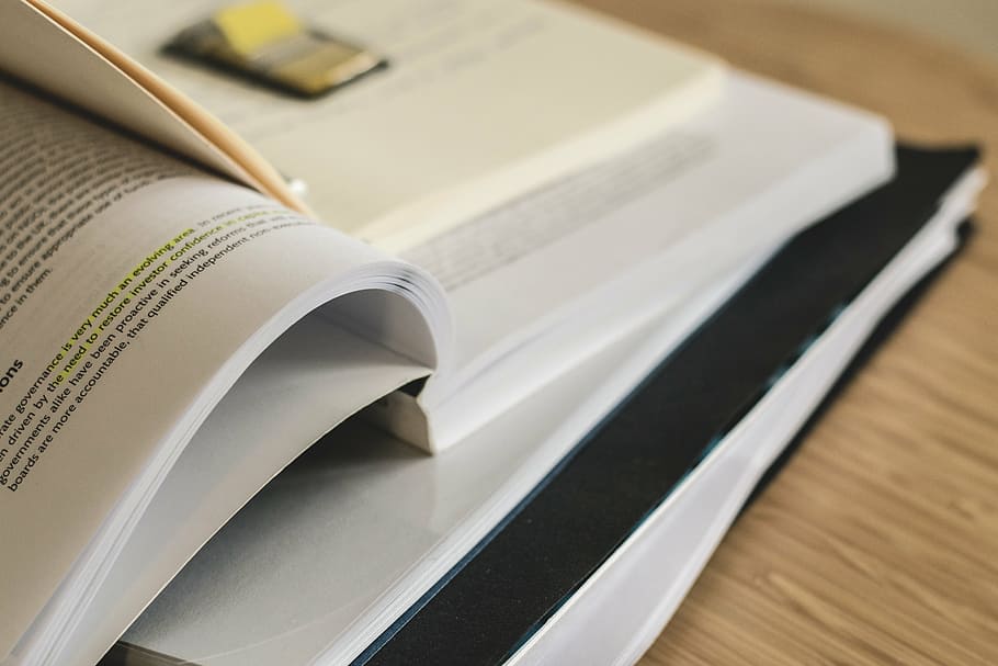 assortit, llibres, taula, tancar, foto, estudiar, aprendre, llegir, literatura, pàgines de llibres, educació, llançat, sortir, ressaltador, pila, paper, oficina, treballar, saber, notes, text, formació, escola, currículum, deures, llibre de text, concepte, coneixement, a l'interior, primer pla, negoci corporatiu, periòdic, tecnologia, cap gent, dia, publicació, llibre, obert, enfocament selectiu, pàgina, aprenentatge, natura morta, comunicació, bloc de notes, vista d’angle alt, negocis, activitat, centrar-se en primer pla, 5K