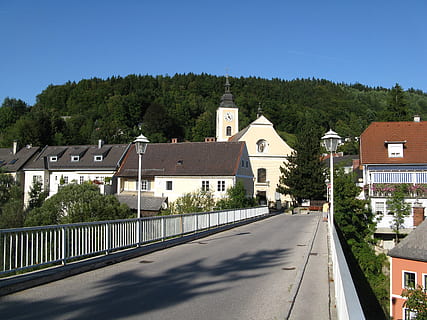 L'Autriche, pont, des nuages, les montagnes, ciel, forêt, des arbres, les bois, village, immeubles, route, balustrade, la nature, à l'extérieur, scénique, été, printemps, maison, bâtiment résidentiel, l'accession à la propriété, extérieur du bâtiment, arbre, maison individuelle, architecture, structure construite, bâtiment, plante, transport, ville, lieu de culte, religion, journée, district résidentiel, ciel clair, rue, personne, croyance, en plein air, 2K, CC0, domaine public, libre de droits