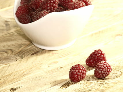 malina, czerwony, owoc, jagoda, owoce, Słodkie, Natura, lato, dzikie maliny, blisko, jedzenie, jedzenie i picie, zdrowe odżywianie, dobre samopoczucie, świeżość, owoce jagodowe, stół, wewnątrz, drewno - materiał, truskawka, miska, zbliżenie, dojrzały, martwa natura, żadnych ludzi, nasionko, zdrowy tryb życia, grupa obiektów, śniadanie, liczi, przekąska, 2K, CC0, domena publiczna, darmowe zdjęcia