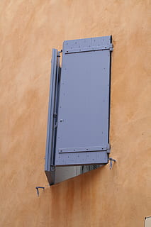 skodder, væg, facade, bygning, arkitektur, ingen mennesker, bygget struktur, murbygningsfunktion, metal, bygning udvendig, dag, høj vinkel visning, udendørs, stilleben, tæt på, sollys, bord, natur, teknologi, gået i stykker, blå, industri, blank, 2K, CC0, offentligt domæne, royaltyfrie