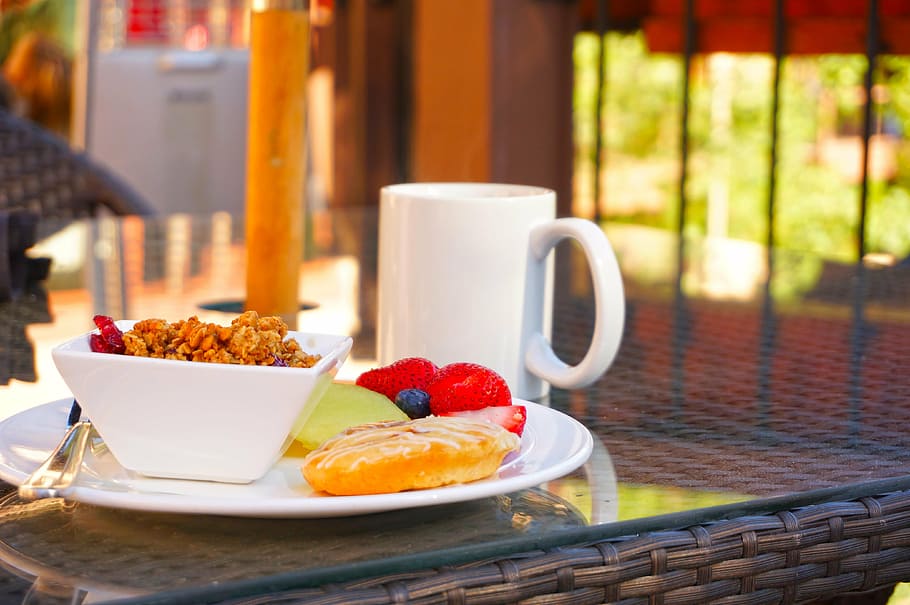 aliments, placa, al costat, blanc, tassa, esmorzar, cafè, muffin, pastís, maduixa, menjar i beguda, menjar, fruita, refresc, beure, taula, alimentació saludable, frescor, menjar dolç, fruites de baies, tassa de cafè, postres, dolç, centrar-se en primer pla, cafè - beguda, cap gent, vaixella, vidre, 4K