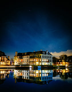 Nacht-, Wasser, Gebäude, Reflexion, Haus, Stadt, die Architektur, Erleuchtung, glasig, See, still, Ruhe, Stadtbild, Landschaft, beleuchtet, Gebäudehülle, Himmel, gebaute Struktur, keine Leute, Natur, Blau, Ufergegend, Stern - Raum, Wohngegend, Dämmerung, draußen, 4K, CC0, gemeinfrei, lizenzfrei