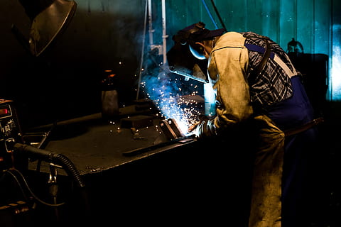 žmogaus suvirinimas, juoda, metalo, suvirinimas, suvirintojas, dirbti, mašina, technologijos, gamykla, pramonei, gamyba, įrenginys, įmonė, pramonės, metalo apdirbimas, plieno, apdirbimas, Nerūdijantis plienas, dirbtuvės, šviesa, Žiežirbos, darbo, profesija, industrija, metalo pramonė, patalpose, apsauginiai darbo drabužiai, vienas asmuo, apsauginė kaukė - darbo drabužiai, vyrai, apsauga, realūs žmonės, judėjimas, įgūdžių, lydinys, geležies - metalo, 2K, CC0, Viešasis domenas, nemokamai