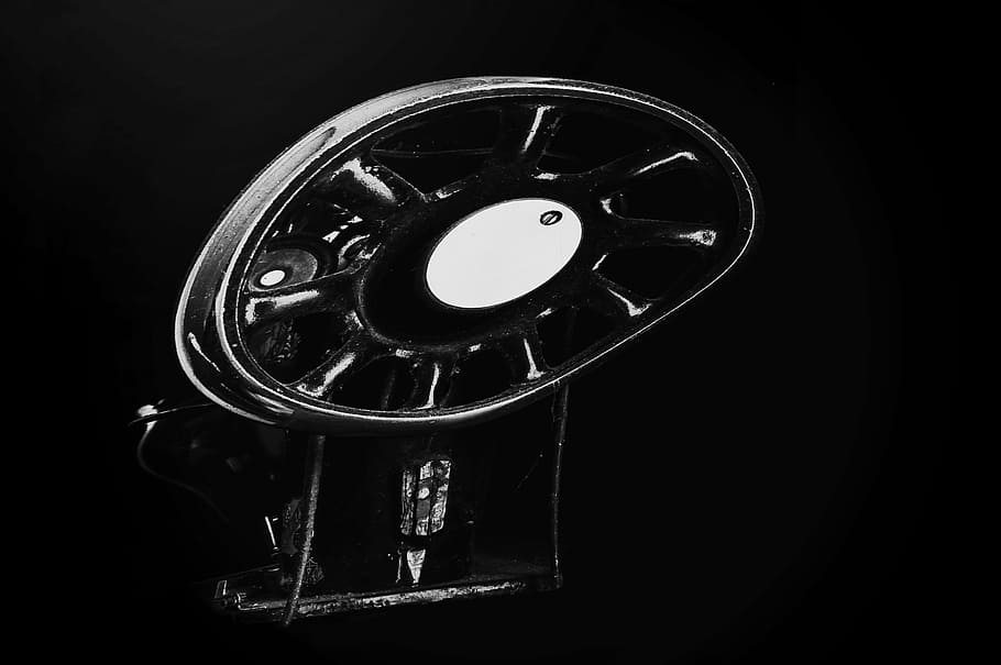 stroj, starý stroj, manuál, antický, starý, slabé světlo, vybledlá sláva, warp, vinobraní, studio shot, černé pozadí, uvnitř, detail, jeden objekt, nikdo, retro stylu, vystříhnout, temný, kov, technologie, tvar, geometrický tvar, stálý život, kruh, strojní část, umělecká kultura a zábava, temná místnost, 5K