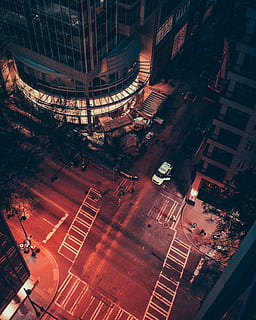 aérien, la photographie, personnes, en marchant, traversée, la nuit, vue, voiture, route asphaltée, intersection, passage clouté, bâtiment, structure, paysage urbain, soir, nuit, Urbain, piéton, ville, architecture, de mauvaise humeur, ambiance, Infrastructure, foncé, centre ville, rue, Contexte, fond d'écran, construction, vue grand angle, extérieur du bâtiment, structure construite, transport, route, mode de transport, véhicule terrestre, véhicule à moteur, rue de la ville, la vie en ville, personne, signe, en plein air, 5K, CC0, domaine public, libre de droits
