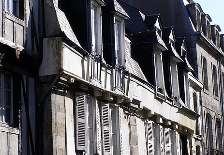 Fassade, Straße, Häuser, Fenster, Geschäfte, Bretagne, Meer, Urlaub, Küste, Frankreich, Hafenstadt, Atlantikküste, Gebäudehülle, die Architektur, gebaute Struktur, Flachwinkelansicht, Gebäude, keine Leute, Tag, draußen, Stadt, Sonnenlicht, Wohngegend, Natur, Vollbild, Muster, Hintergründe, Balkon, Schatten, in einer Reihe, architektonisches Merkmal, Wohnung, 1080P, CC0, gemeinfrei, lizenzfrei