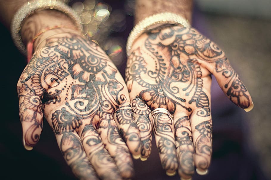 persona, mostrant, tatuatge mehndi, patró, disseny, color, tradicional, cultura, mehendi, tatuatge, mà humana, mà, tatuatge d'henna, part del cos humà, adult, primer pla, art i artesania, dones, una persona, a l'interior, creativitat, celebració, secció mitjana, centrar-se en primer pla, adorn del cos, pintura corporal, dit, 5K