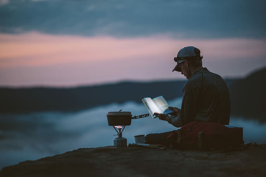 Person, Sitzung, Weiß, Buch lesen, Tasche, Mann, tragen, grau, Hut Sitzgelegenheiten, oben, Berg, Sonnenuntergang, Lager, Reiseführer, Solo, Reise, erkunden, Abenteuer, Koch, sich ausruhen, Fernweh, lesen, Nacht-, halt, sitzen, Himmel, Dämmerung, Herd, schwenken, eine Person, Männer, Kommunikation, Technologie, Stehen, Wasser, kabellose Technologie, Natur, Erwachsene, halten, wolke - himmel, Aktivität, Verbindung, Seitenansicht, draußen, 5K